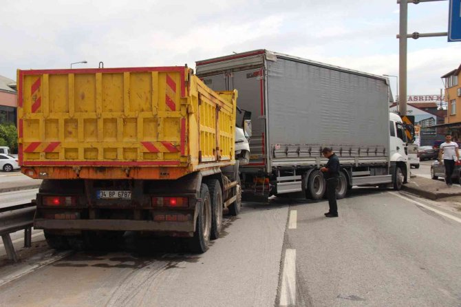 Kocaeli’de 3 Araç Birbirine Girdi: 4 Yaralı