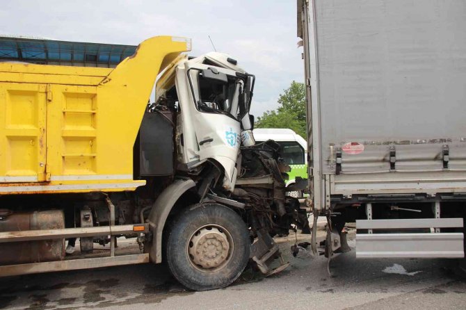 Kocaeli’de 3 Araç Birbirine Girdi: 4 Yaralı