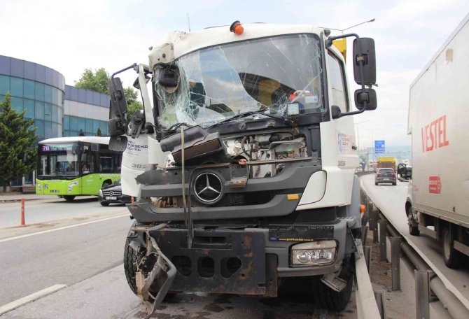 Kocaeli’de 3 Araç Birbirine Girdi: 4 Yaralı