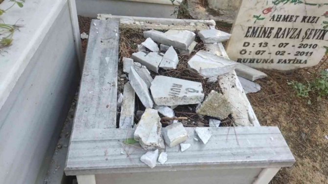 Bebek Mezarlarının Taşlarını Parçaladılar