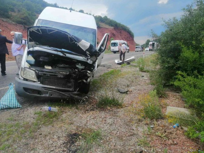Konya’da Yolcu Minibüsü İle Otomobil Çarpıştı: 6 Yaralı
