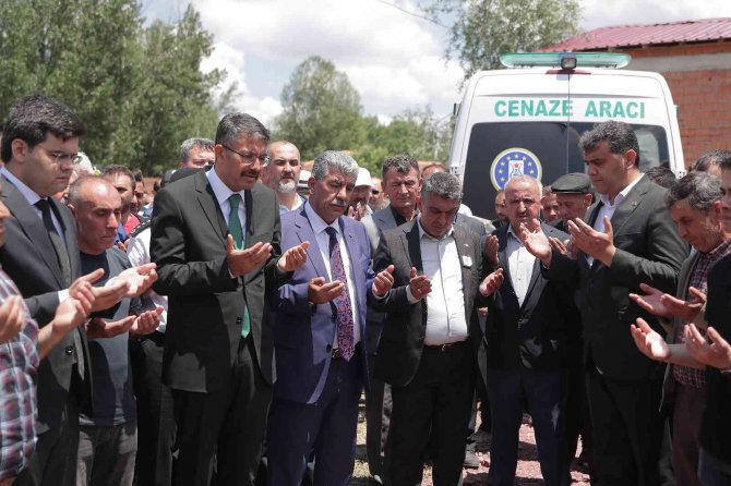 Kütahya’da Toprak Altında Kalarak Hayatını Kaybeden İşçinin Cenazesi Defnedildi