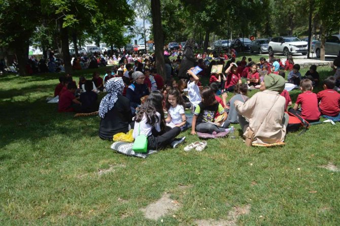 Öğrenciler Yaz Tatiline Kitap Okuyarak Girdi