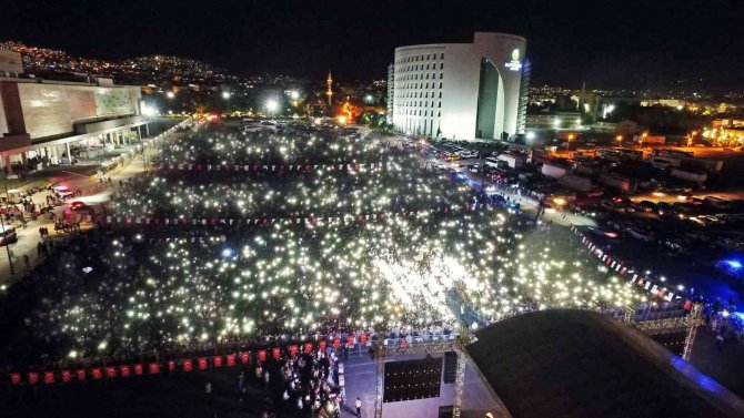 Sınava Giren Gençler, Sınav Yorgunluğunu Canbay Ve Wolker Konserinde Attı