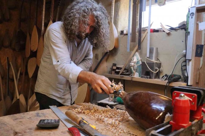 Evinin Ağılını Atölyeye Çevirdi Yıllardır Bağlama Yapıyor