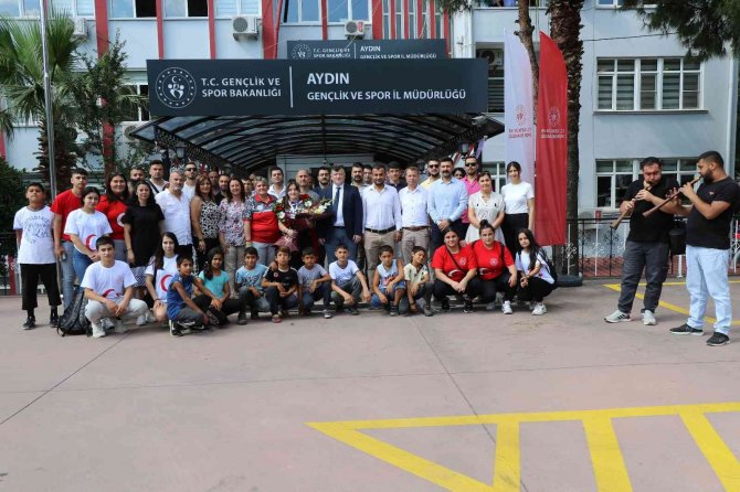 Milli Sporcu Burcu, Memleketi Aydın’da Çiçeklerle Karşılandı