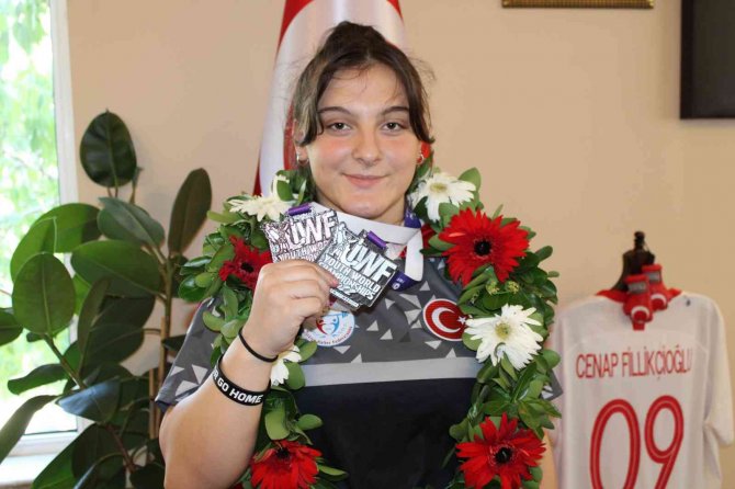 Milli Sporcu Burcu, Memleketi Aydın’da Çiçeklerle Karşılandı