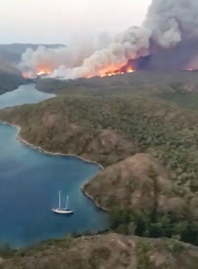 Marmaris’teki Orman Yangını Rüzgar Nedeniyle Büyüdü, Ekiplerin Müdahalesi Sürüyor