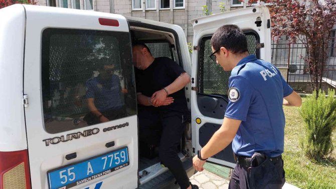 Bıçaklanan Şahıs Cezaevine Karnını Tutarak Gitti