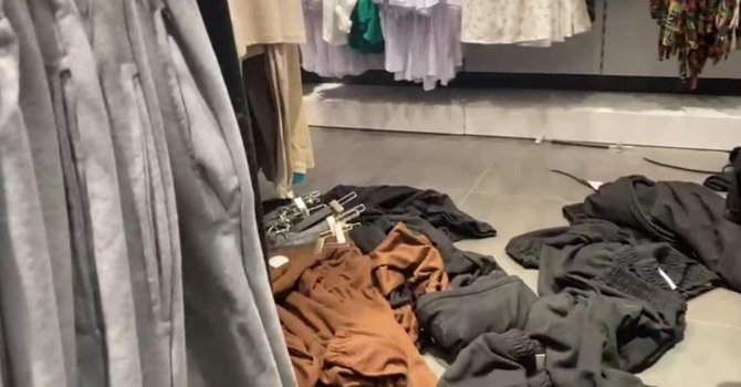 Kadın Mağazasında ’İ̇çeriyi Mi Gözetliyorsun’ Kavgası