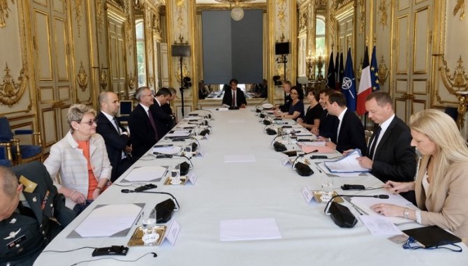 Nato Genel Sekreteri Stoltenberg, Macron İle Görüştü