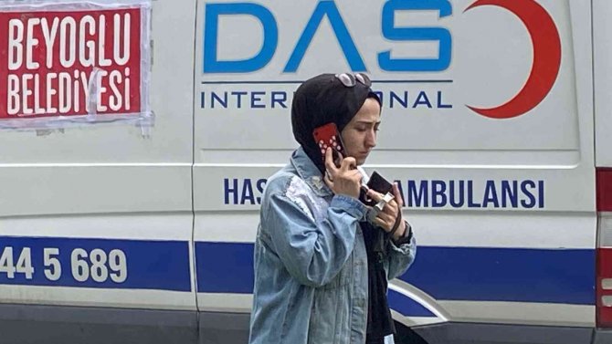 Otomobilin Çarptığı Araç Refüje Uçtu