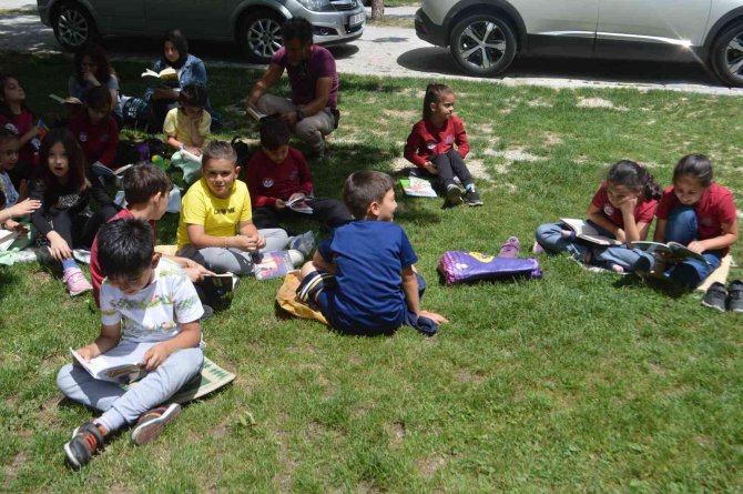 Öğrenciler Yaz Tatiline Kitap Okuyarak Girdi