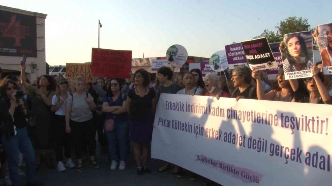 Kadınlar, Kadıköy’de Pınar Gültekin İçin Toplandı