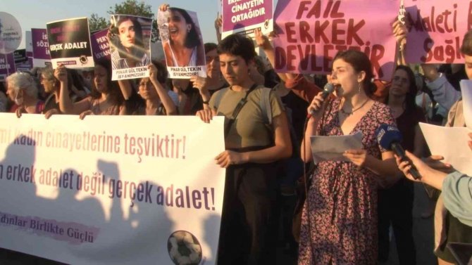Kadınlar, Kadıköy’de Pınar Gültekin İçin Toplandı