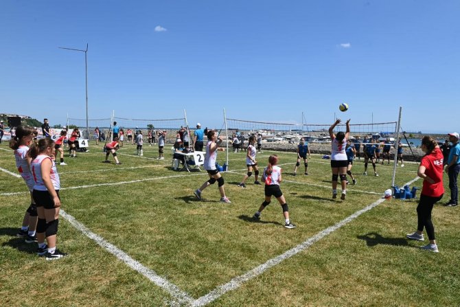 Mini Voleybol Şenliği İle 450 Voleybolcu Genç Eğlence Dolu Anlar Yaşadı