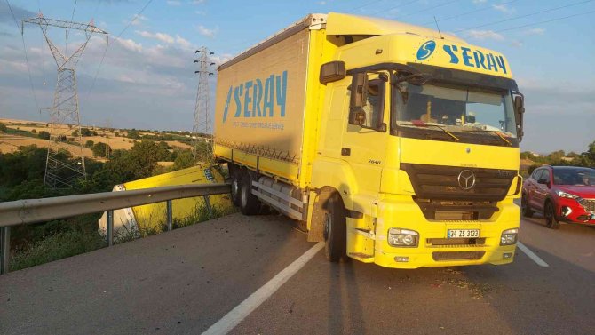 Tırın Dorsesi Uçurumda Asılı Kaldı