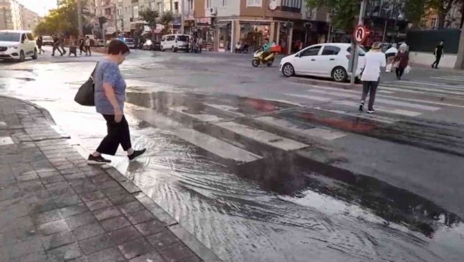 Çorlu’da Patlayan Su Borusu Yolları Göle Çevirdi