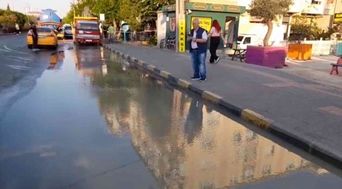 Çorlu’da Patlayan Su Borusu Yolları Göle Çevirdi