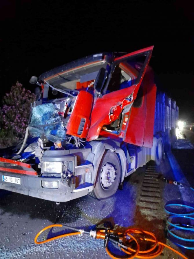 Tır Şoförünü Sıkıştığı Yerden İtfaiye Kurtardı