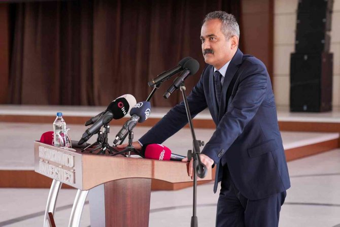 Bakan Özer, Hkü’nün Mezuniyet Törenine Katıldı