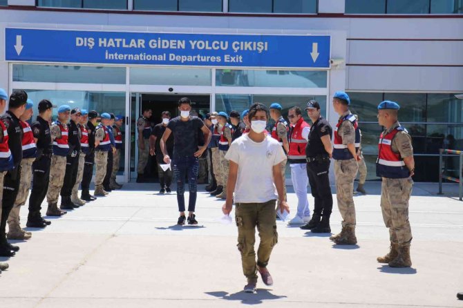 Malatya’da 3 Günde Bin 135 Kaçak Göçmen Sınır Dışı Edildi