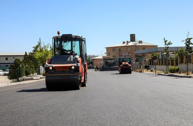 Van Büyükşehir Belediyesi Ethem Dede Caddesi’ni Asfaltlıyor