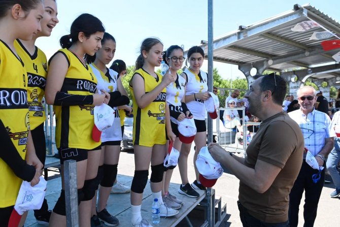 Mini Voleybol Şenliği İle 450 Voleybolcu Genç Eğlence Dolu Anlar Yaşadı