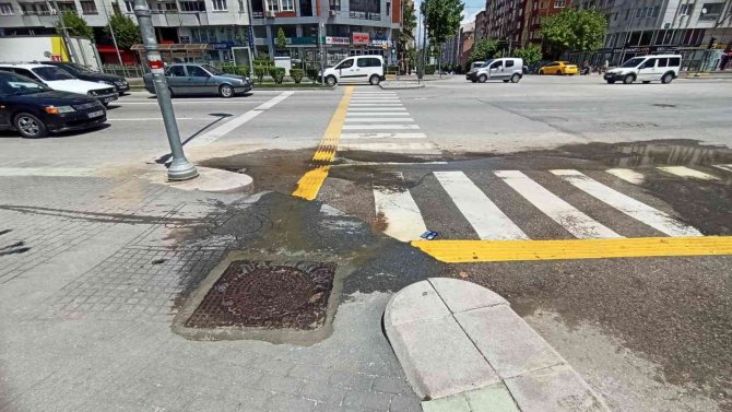 Taşan Kanalizasyon Suyu Vatandaşı Çileden Çıkardı