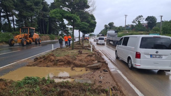 Zonguldak-düzce Yolu Sel Nedeniyle Trafiğe Kapandı