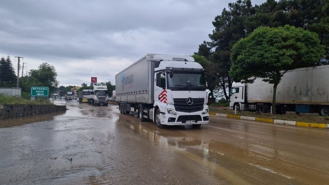 Zonguldak-düzce Yolu Sel Nedeniyle Trafiğe Kapandı