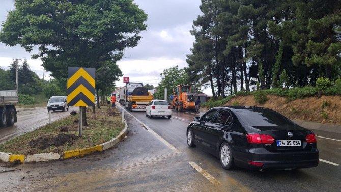 Zonguldak-düzce Yolu Sel Nedeniyle Trafiğe Kapandı