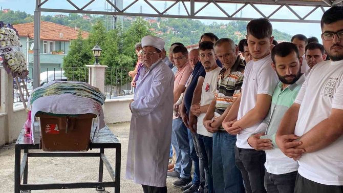 Kayınbiraderin Merdivende Kurşun Yağdırdığı Kadın Toprağa Verildi
