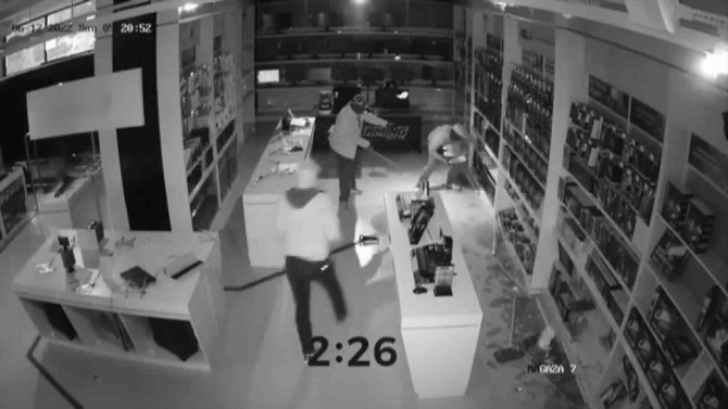Ümraniye’de Teknoloji Mağazasında 3 Dakikada 3 Milyonluk Soygun Kamerada