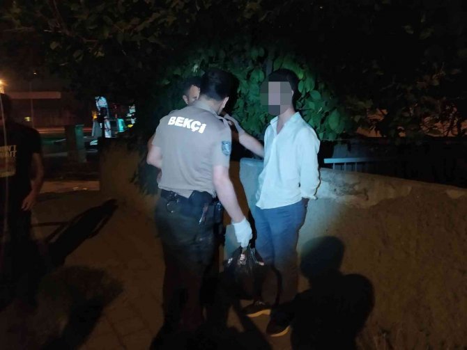 Bekçiler Takside Yolcu Konumunda Bulunan Kişiden Poşet Dolusu Uyuşturucu Hap Yakaladı