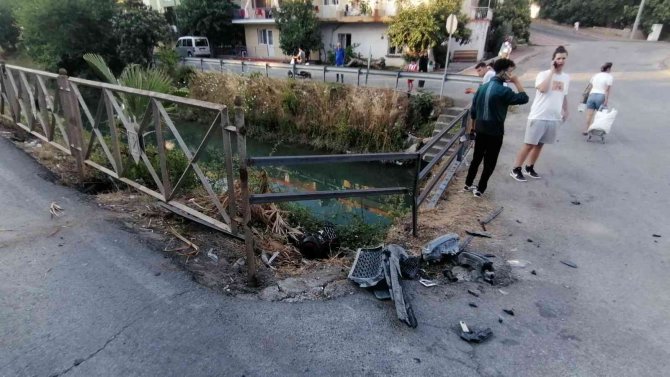 Otomobille Çarpışan Motosiklet Kanala Uçarken Çalılara Takıldı