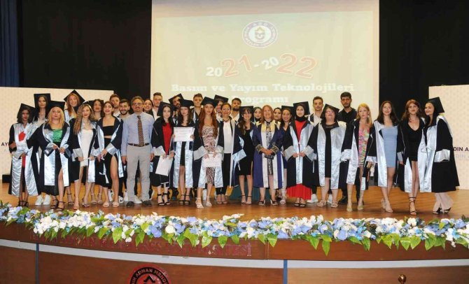 Aydın Myo’da Öğrencilerin Mezuniyet Sevinci