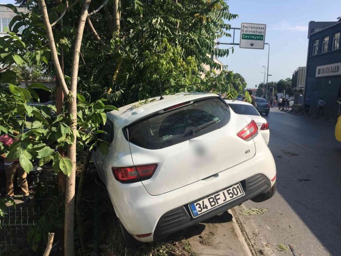 Bayrampaşa’da Otomobil Refüjdeki Ağaca Çarptı