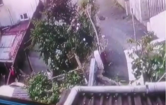 Beykoz’da Minibüs Yokuş Aşağı Kaydı, Çocuklar Saniyelerle Kurtuldu