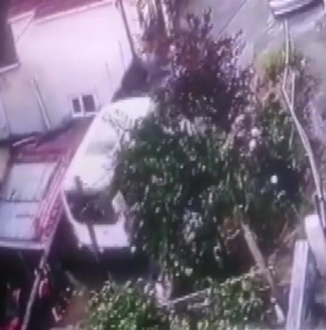 Beykoz’da Minibüs Yokuş Aşağı Kaydı, Çocuklar Saniyelerle Kurtuldu