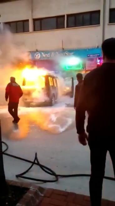Alev Alev Yanan Hafif Ticari Araç Küle Döndü