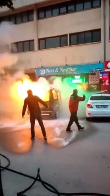 Alev Alev Yanan Hafif Ticari Araç Küle Döndü