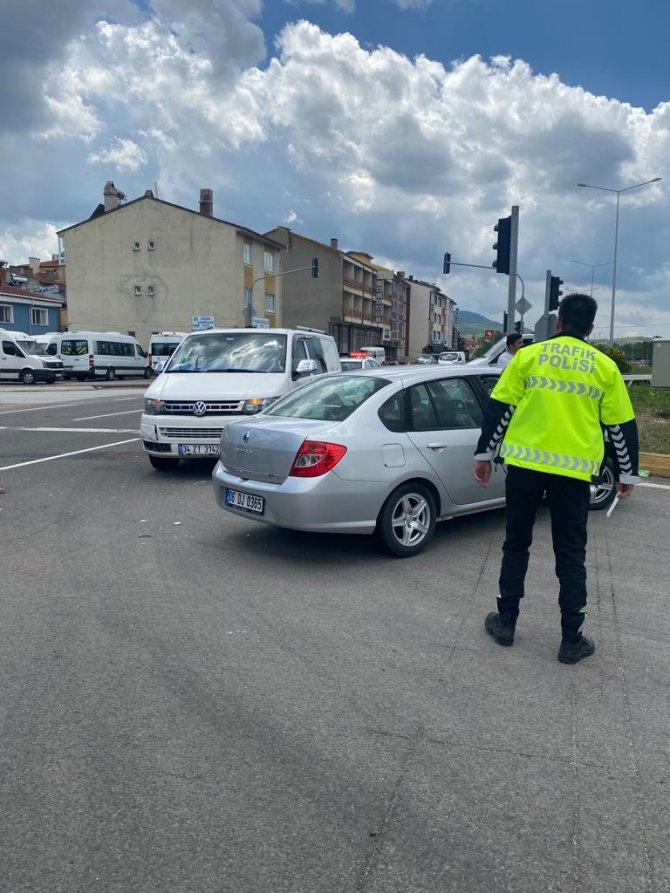 Minibüsle Çarpışan Otomobildeki 2 Kişi Yaralandı
