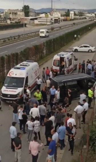 Bursa’da Panelvan Araçlar Birbirine Çarptı : Ortalık Savaş Alanına Döndü