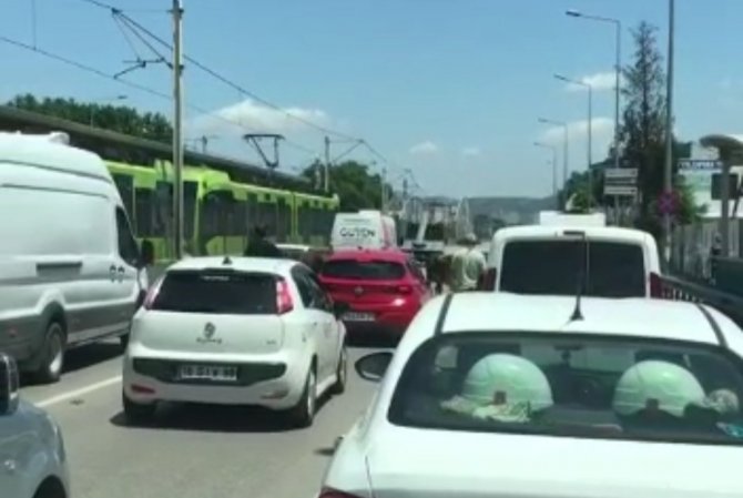 Bursa’da Kaçan Boğalar Trafiği Kilitledi