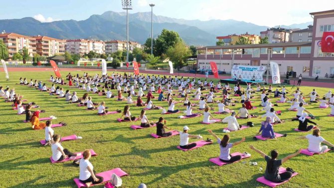 500 Kadın Birlikte Yoga Yaptı