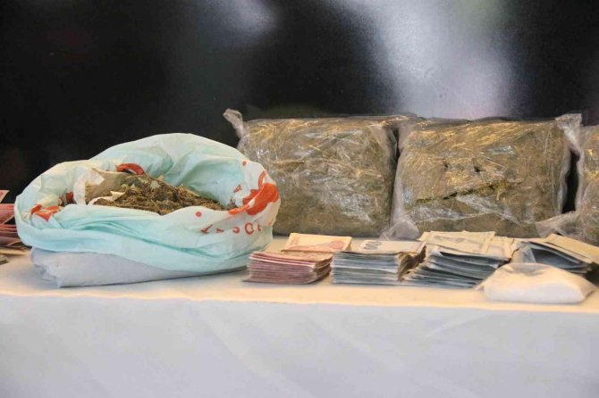 Türkiye’nin En Büyük Uyuşturucu Operasyonunda Ele Geçirilen Suç Unsurları Sergilendi
