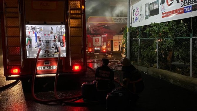 Toptancılar Sitesinde Çıkan Yangın Söndürüldü, İki İtfaiye Eri Dumandan Etkilendi