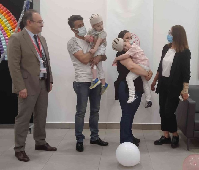 Londra’da Operasyonla Ayrılan Siyam İkizleri Dört Yaşında