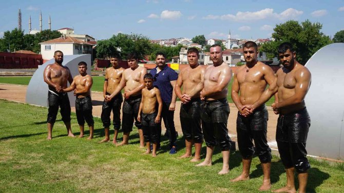 Pehlivanlar 35 Derece Sıcakta 661. Tarihi Kırkpınar Yağlı Güreşleri’ne Hazırlanıyor